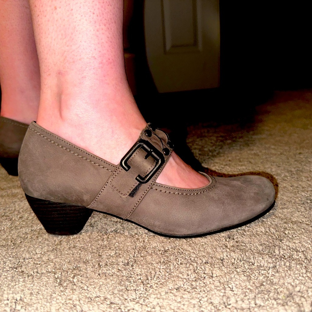 These are Gabor shoes, they can be seen at www.gaborcanada.ca.